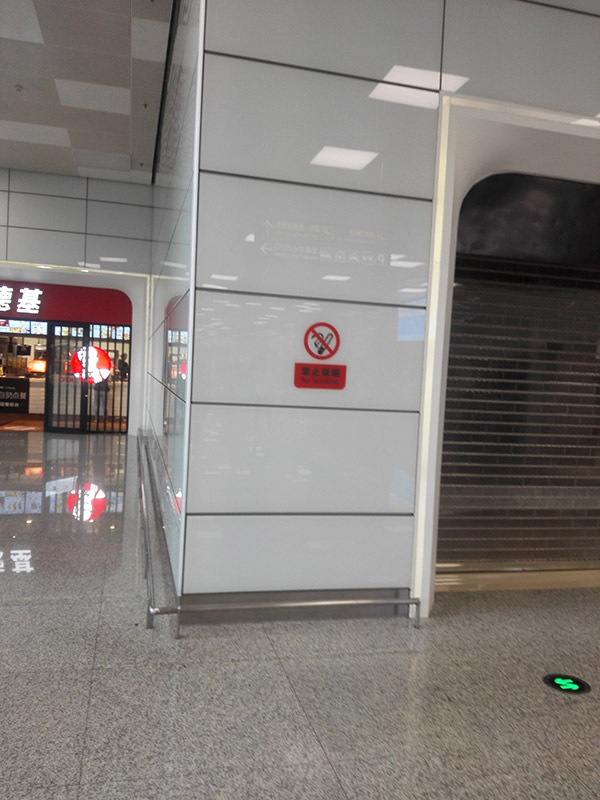 建筑、家具和家電鋼化玻璃油墨在室內(nèi)隔斷上的運用